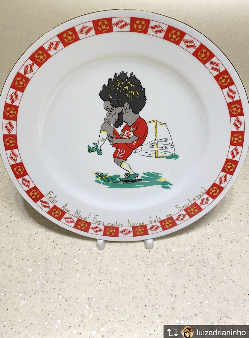 Адриано подарили тарелку с шаржем из чемпионского сезона «Спартака»