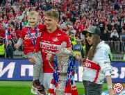 Александр Соболев с семьей и кубком России по футболу