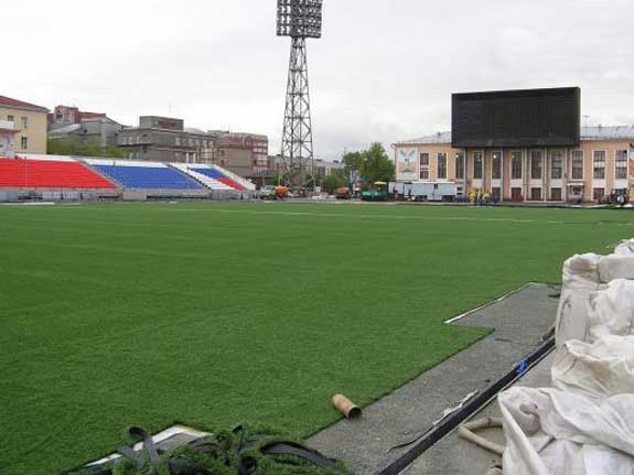 поле и табло стадиона в Новосибирске