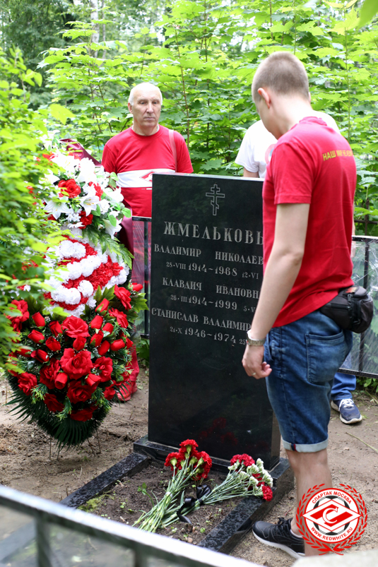 Памятник на могиле Владислава Жмелькова