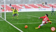 Александр Козлов в падение пытается достать мяч